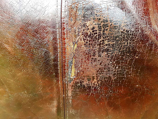 Tekstillappen er limes bag på læderhynden med ROC læderlim