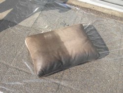 Her ses farveforskel på pudens to halvdele.